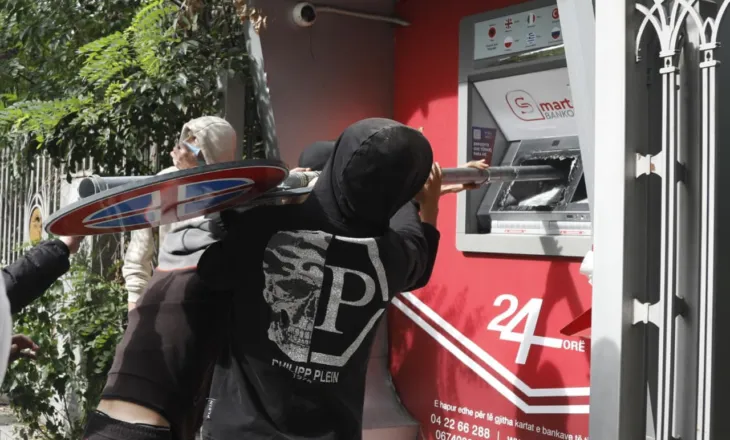 Kaos dhe dhunë në Tiranë, bankat mbyllin filialet