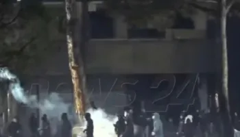 Kaos dhe panik në bulevardin “Dëshmorët e Kombit”/ Policia hedh gaz lotsjellës, plagoset një vajzë