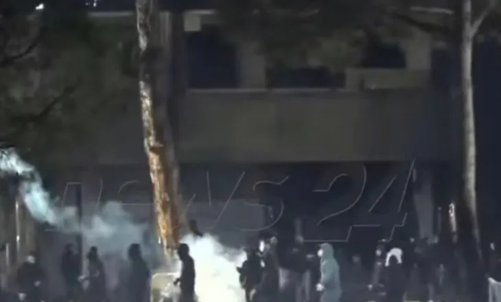 Kaos dhe panik në bulevardin “Dëshmorët e Kombit”/ Policia hedh gaz lotsjellës, plagoset një vajzë