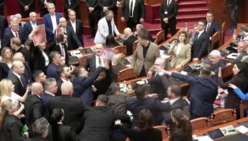 Kaos dhe sherr në Parlament, deputetët në përplasje fizike. Kreka gjuan me shishe uji