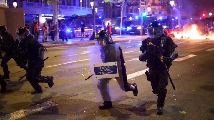 Kaos edhe në Barcelonë, mbi 100 të arrestuar dhe 14 biznese të dëmtuara e të vjedhura