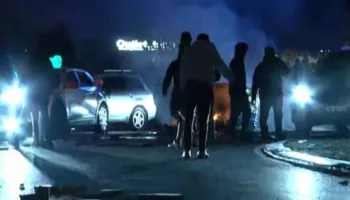 Kaos edhe te Zogu i Zi, protestuesit bllokojnë rrugën me gurë e kangjella! Shoferët të irrituar i bien borive