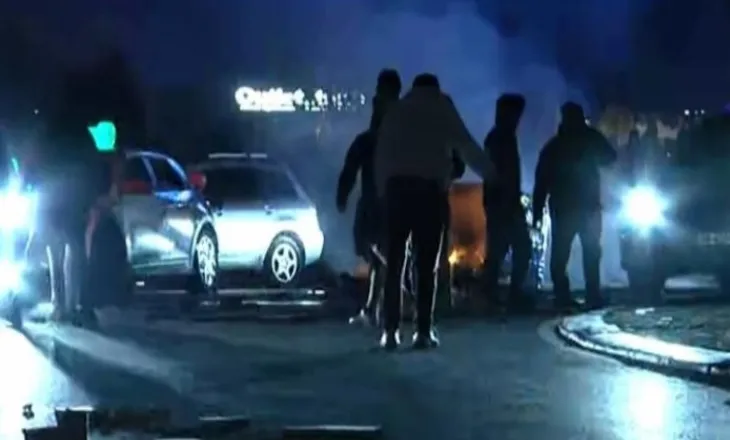 Kaos edhe te Zogu i Zi, protestuesit bllokojnë rrugën me gurë e kangjella! Shoferët të irrituar i bien borive