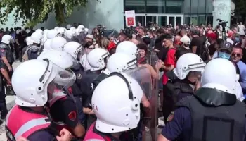 Kaos jashtë Kuvendit, protestuesit sulmojnë me vezë e flakadanë Policinë, efektivët përgjigjen me spray me piper