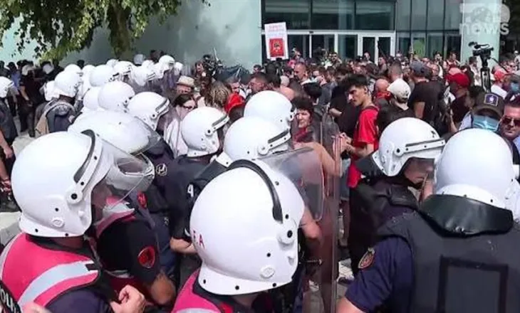 Kaos jashtë Kuvendit, protestuesit sulmojnë me vezë e flakadanë Policinë, efektivët përgjigjen me spray me piper