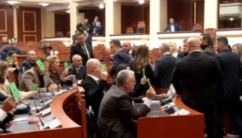 KAOS në Kuvend! Demokratët godasin tavolina, Pelishi kalon në votim, Noka merr kartonët e mazhorancës