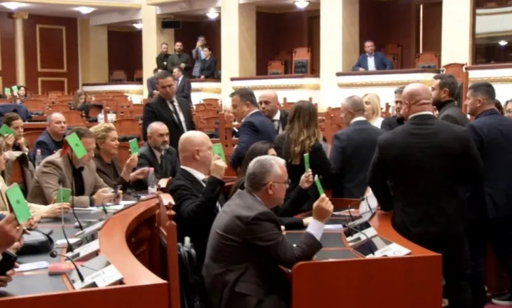 KAOS në Kuvend! Demokratët godasin tavolina, Pelishi kalon në votim, Noka u merr kartonët e mazhorancës