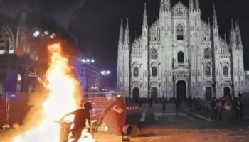 Kaos në Milano, të rinjtë përplasen me policinë në Piazza Duomo: Gurë, bomba artizanale dhe gaz lotsjellës