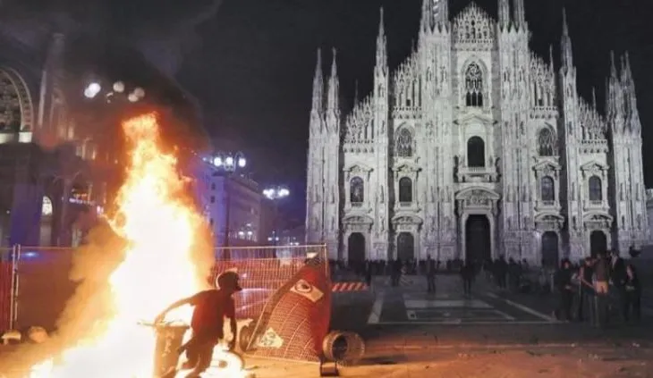 Kaos në Milano, të rinjtë përplasen me policinë në Piazza Duomo: Gurë, bomba artizanale dhe gaz lotsjellës