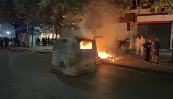 Kaos në rrugët e Tiranës, protestuesit djegin kosha mbeturinash e hedhin fishekzjarrë