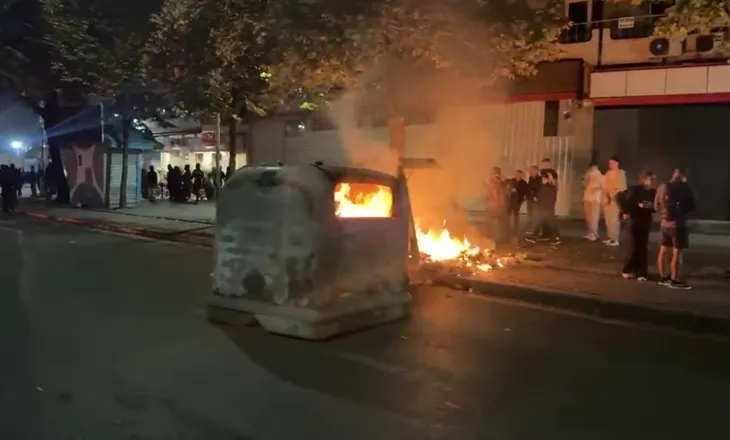 Kaos në rrugët e Tiranës, protestuesit djegin kosha mbeturinash e hedhin fishekzjarrë