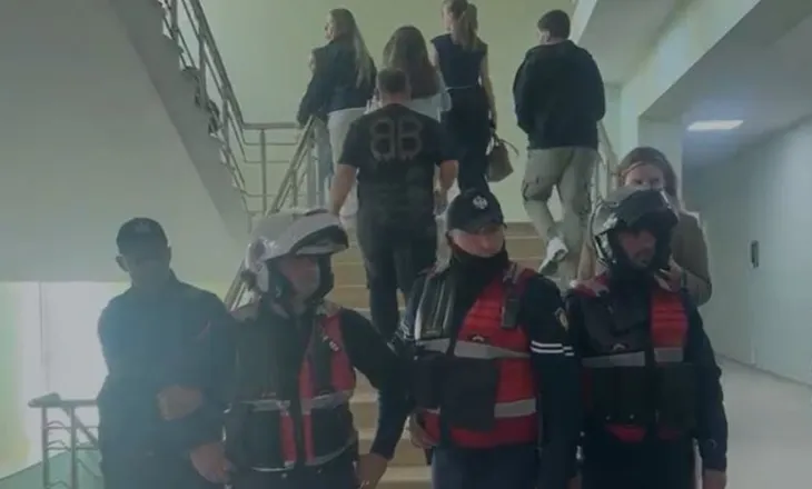 KAOS në Vlorë-Efektivët futen në auditoret e Universitetit “Ismail Qemali”, policë edhe te ‘Shkencat’