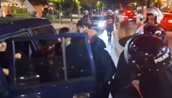Kaosi dhe dhuna në rrugët e Tiranës, biznese dhe institucione, Policia vijon shoqërimet pas përfundimit të tubimit 12 orësh!