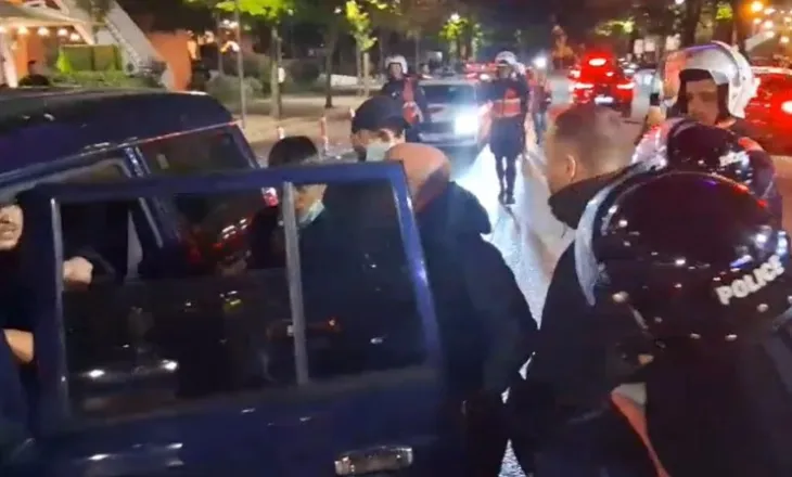 Kaosi dhe dhuna në rrugët e Tiranës, biznese dhe institucione, Policia vijon shoqërimet pas përfundimit të tubimit 12 orësh!