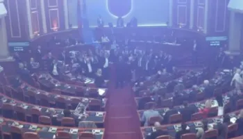 Kaosi i opozitës në Kuvend, socialistët kërkojnë përjashtimin e Berishës me 10 ditë dhe masë me 60 ditë për 6 deputetë të tjerë të PD!