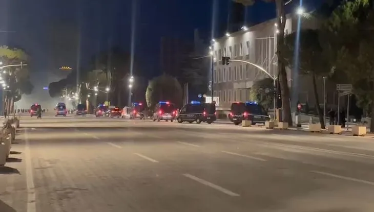 Kaosi nga protesta e dhunshme në Tiranë, RENEA kthehet para Kryeministrisë