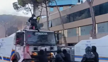 Kaosi përpara Kryeministrisë/ Dalin pamjet kur protestuesi ngjitet mbi ujëhedhësen e policisë