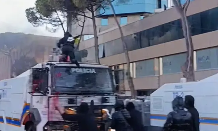 Kaosi përpara Kryeministrisë/ Dalin pamjet kur protestuesi ngjitet mbi ujëhedhësen e policisë