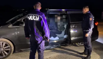 Kapet duke transportuar 21 emigrantë me destinacion Italinë, arrestohet 35-vjeçari