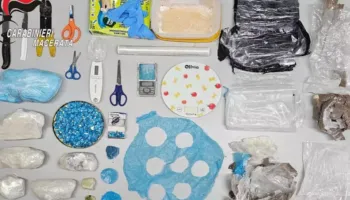 Kapet me 2.4 kg kokainë, karabinierët i ngritën kurth duke u shtirur si qiramarrës