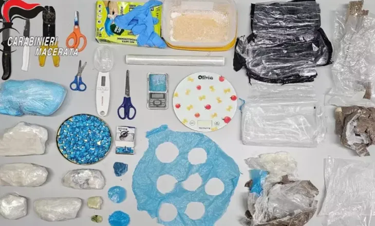 Kapet me 2.4 kg kokainë, karabinierët i ngritën kurth duke u shtirur si qiramarrës
