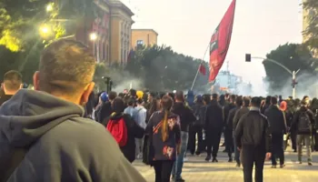 Kapsollat dhe molotovi ndezin protestën në Tiranë, protestuesit marshojnë drejt ‘Skënderbeut’