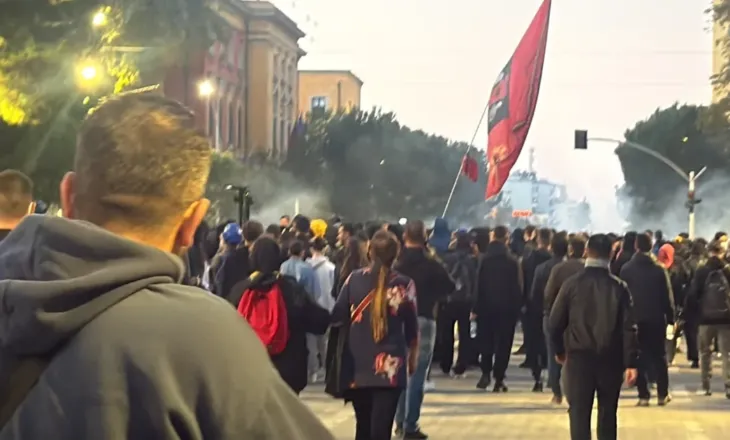 Kapsollat dhe molotovi ndezin protestën në Tiranë, protestuesit marshojnë drejt ‘Skënderbeut’