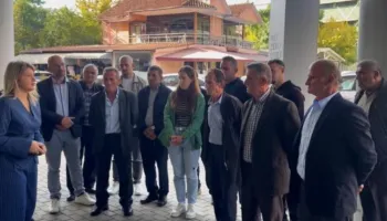 Katër muaj pa ujë të pijshëm, 92 familje në Fushë-Buall dalin në protestë para Bashkisë së Elbasanit