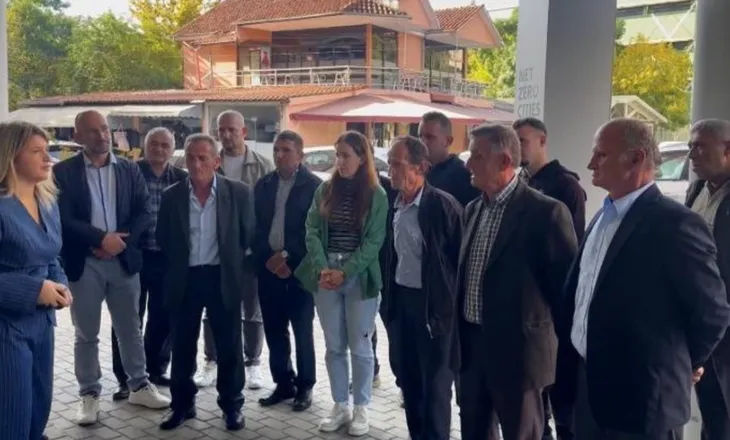 Katër muaj pa ujë të pijshëm, 92 familje në Fushë-Buall dalin në protestë para Bashkisë së Elbasanit