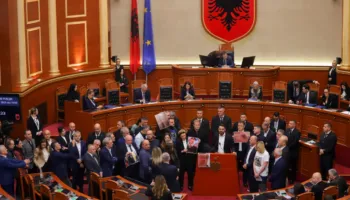 Këlliçi në Kuvend: PD mbështet protestën e studentëve, Rama të dorëhiqet menjëherë