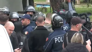 Këlliçi përplaset me efektivët te Kryeministria: Si mund të ndalohet pedagogu se po ecën në rrugë?