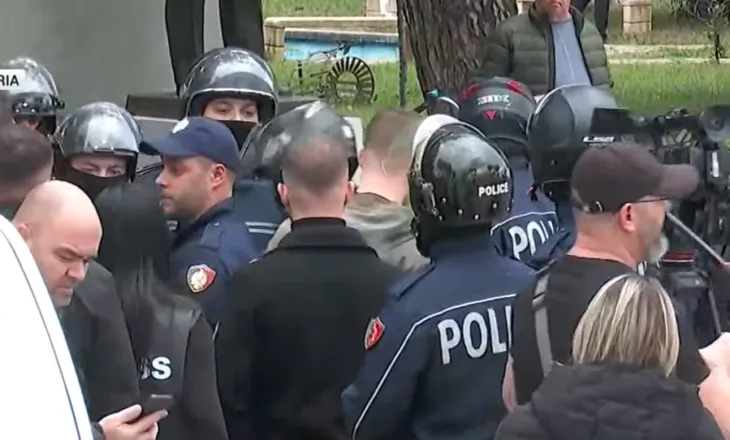 Këlliçi përplaset me efektivët te Kryeministria: Si mund të ndalohet pedagogu se po ecën në rrugë?