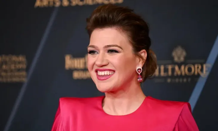 Kelly Clarkson kërkon renditje të veçantë për muzikën e krijuar nga inteligjenca artificiale