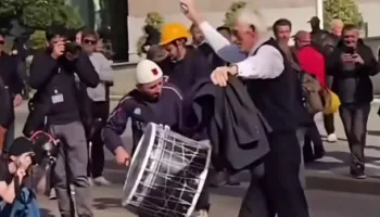 Kënga “Sali Berisha” në protestën e PD-së, Balla publikon videon e të moshuarit duke kërcyer