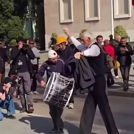 Kënga “Sali Berisha” në protestën e PD-së, Balla publikon videon e të moshuarit duke kërcyer