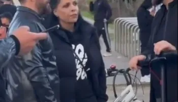 Këngëtarja Aurela Gaçe i bashkohet protestës