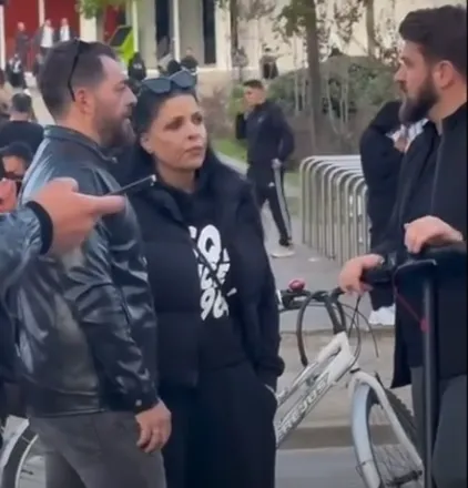 Këngëtarja Aurela Gaçe i bashkohet protestës