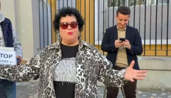 Këngëtarja e mirënjohur Irini Qirjako i bashkohet protestës para Ministrisë së Arsimit: Më dhemb shpirti për studentët