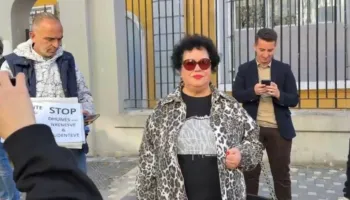 Këngëtarja Irini Qirjako i bashkohet protestës rinore: Më flet shpirti…