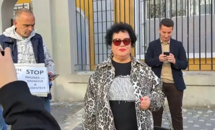 Këngëtarja Irini Qirjako i bashkohet protestës rinore: Më flet shpirti…