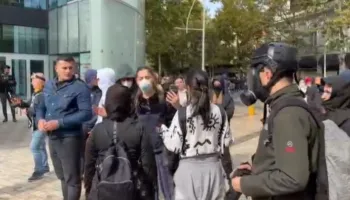 “Keni marrë lekë…!”- Protestuesit zihen me njëri-tjetrin në sy të Policisë: Jam vetëm, s’jam me grupimin tuaj!