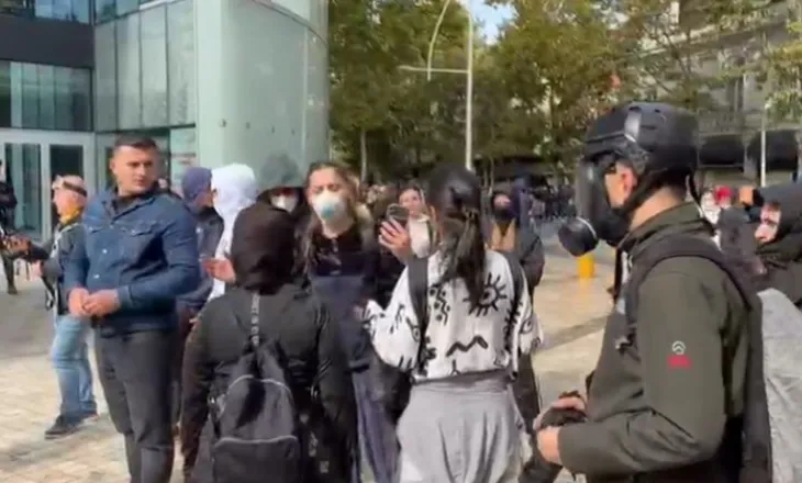 “Keni marrë lekë…!”- Protestuesit zihen me njëri-tjetrin në sy të Policisë: Jam vetëm, s’jam me grupimin tuaj!