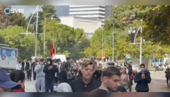 Kërkojnë dorëheqjen e Edi Ramës/ Pedagogët dhe studentët mbërrijnë te Parlamenti