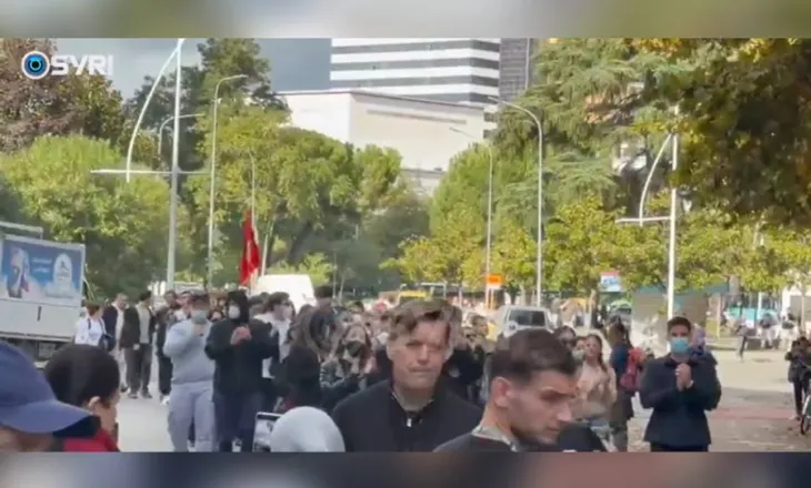 Kërkojnë dorëheqjen e Edi Ramës/ Pedagogët dhe studentët mbërrijnë te Parlamenti
