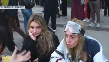 “Këtu vetëm miku e leku bëjnë punë”/ Protestuesja shpërthen ndaj padrejtësive
