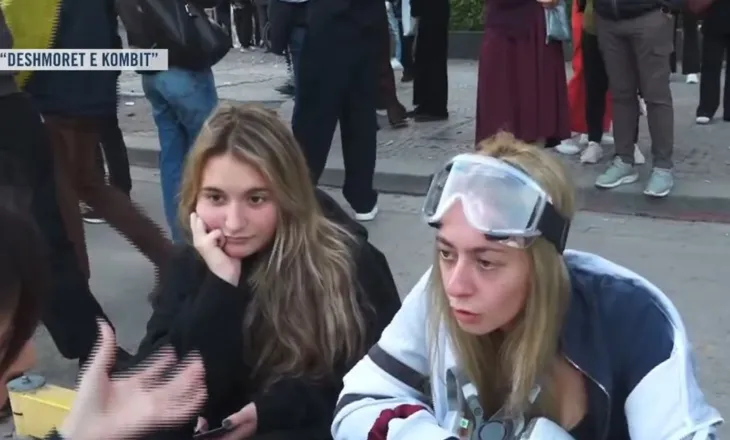 “Këtu vetëm miku e leku bëjnë punë”/ Protestuesja shpërthen ndaj padrejtësive