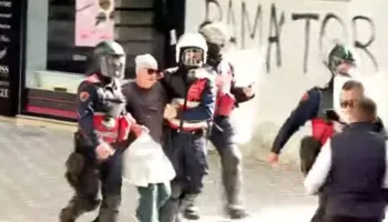 Kishte bërë pazarin për shtëpi/ Me qumësht dhe portokalle me vete, pesë efektivë rrethojnë qytetarin: Më shoqëruan se u thash po helmoni shqiptarët