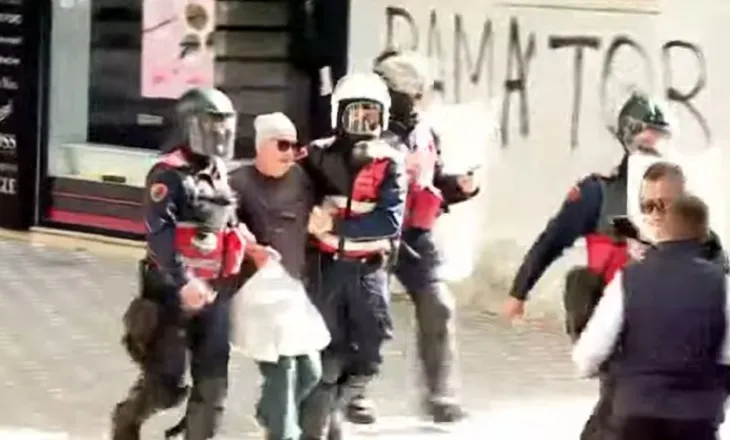 Kishte bërë pazarin për shtëpi/ Me qumësht dhe portokalle me vete, pesë efektivë rrethojnë qytetarin: Më shoqëruan se u thash po helmoni shqiptarët