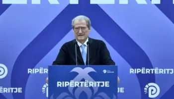 “Kjo barbari nuk ka ndodhur as në vitet ‘90”- Berisha drejton protestën nga selia, thirrje për nesër: Të solidarizohemi me studentët