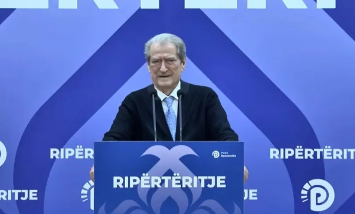 “Kjo barbari nuk ka ndodhur as në vitet ‘90”- Berisha drejton protestën nga selia, thirrje për nesër: Të solidarizohemi me studentët